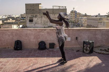Una joven bailando hip hop en la azotea del edificio, antiguo Palacio de Gobierno de Mauritania en Saint Louis (Senegal), marco de ensueño en el que desarrollar la creatividad.