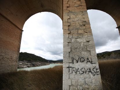 Una pintada contra el trasvase Tajo-Segura en la pilona de un puente sobre el pantano de Entrepeñas (Guadalajara), en 2018.