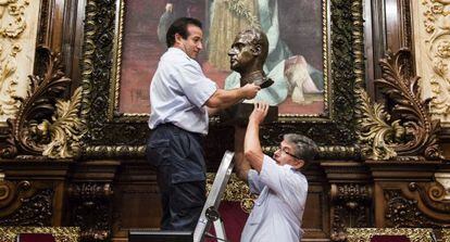 Retirada del busto de Juan Carlos I del Ayuntamiento de Barcelona.