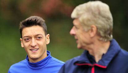 Mesut Özil, con el técnico del Arsenal, Arsene Wenger.