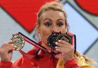 Lydia Valent&iacute;n besa las tres medallas logradas en el Europeo.