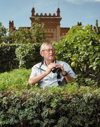 Miguel Delibes de Castro, en el jardín de su casa en Sevilla, con sus formidables prismáticos Leica.