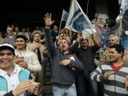 Un grupo de prefectos protesta frente al Edificio Guardacostas, sede de la fuerza en la ciudad de Buenos Aires, para pedir mejoras salariales.