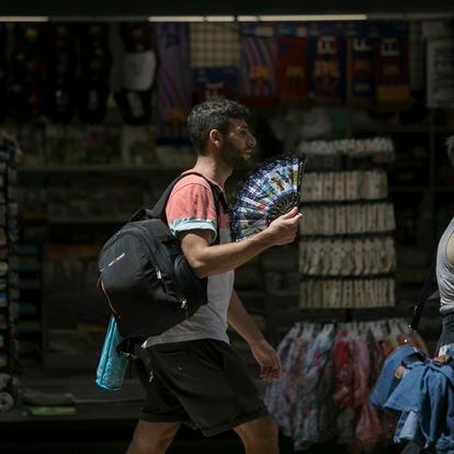 15/06/2022 - Barcelona - Tercer dia de ola de calor en España. En la imagen turistas y vecinos de Barcelona en el centro de la ciudad. Foto: Massimiliano Minocri