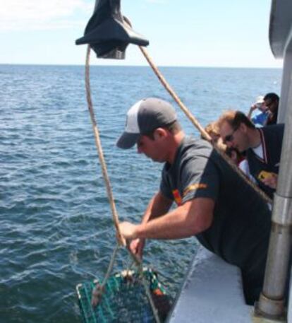 Pesca de langostas a bordo de un 'tour' turístico en Kennenbunkport (Maine).