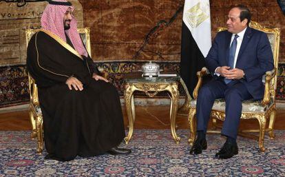 El presidente Al Sisi recibe al ministro de Defensa saudí, Mohammed bin Salman en El Cairo.