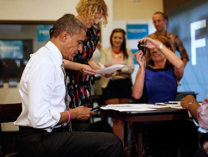 Obama llama por teléfono para hacer campaña en Chicago, el 25 de octubre.