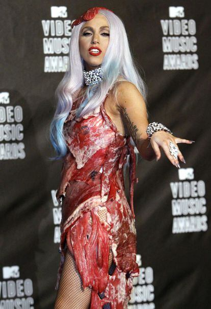 Uno de los modelos más comentados de la diva es este vestido formado por filetes de carne cruda. Lady Gaga lo lució en los premios MTV 2010, donde se alzó con ocho estatuillas. El modelo estaba diseñado por el artista Franc Fernández, quien acudió a su carnicero habitual para que le fileterara 25 kilos de carne para crear el traje.
