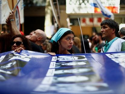 Marcha en Buenos Aires en conmemoración de las víctimas del golpe de Estado, este domingo.