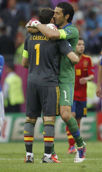 Pirlo y Casillas se abrazan al terminar el partido España - Italia de la fase de grupos.