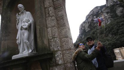Turistas en el monasterio de Montserrat.