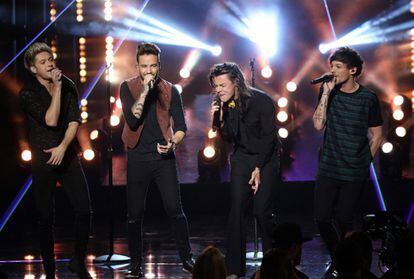 El grupo One Direction fue el ganador del premio al mejor artista del año.