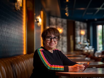 La escritora francesa Brigitte Benkemoun, en el Café Comercial, en Madrid.