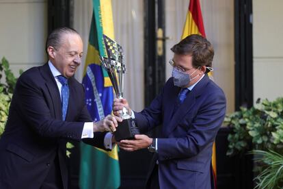 El alcalde de Madrid, José Luis Martínez-Almeida, ha recibido este lunes el galardón Fervor do Brasil, que reconoce las iniciativas llevadas a cabo por personas o entidades en favor de las relaciones entre las instituciones y Brasil.