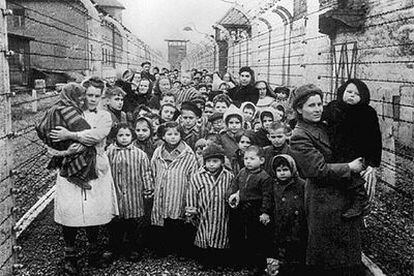 Supervivientes del campo de concentración de Auschwitz, tras su liberación.