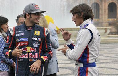 Carlos Sainz Junior conversa con Roberto Mehri, en una exhibición.