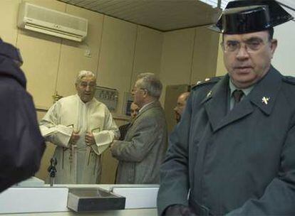 El obispo de Lugo, José Gómez (a la izquierda), durante la inauguración del aparcamiento.