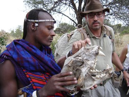 Jordi Serrallonga con un guerrero masai que porta un cráneo de león.