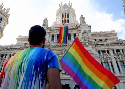 Despliegue de la bandera gay en el Palacio de Cibeles el pasado junio.
