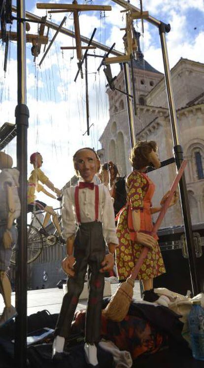 Marionetas en una calle de Segovia durante una pasada edición de Titirimundi.