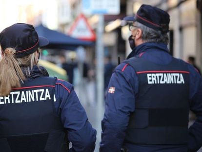 Agentes de la Ertzaintza durante una actuación policial.