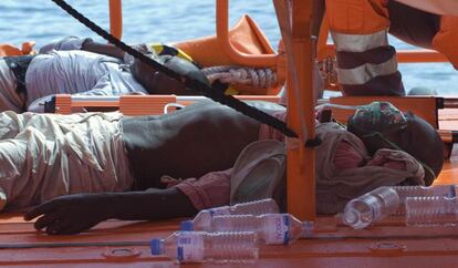 Dos de los inmigrantes rescatados en Canarias, tras su llegada al puerto de Arguineguín.