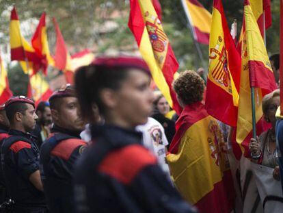 Oficials dels Mossos d'Esquadra acordonen una manifestació d'extrema dreta a Barcelona.