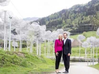 Nadja Swarovski y Markus Langes-Swarovski, frente a la instalaci&oacute;n Nube de Cristal de el parque Kristallwelten, situado en Wattens (Austria).