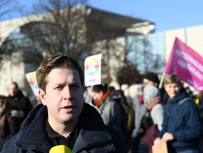 El líder de las juventudes socialdemócratas, Kevin Kühnert, durante una manifestación frente a la cancillería en Berlín el pasado febrero, en contra de cualquier cooperación con la extrema derecha.