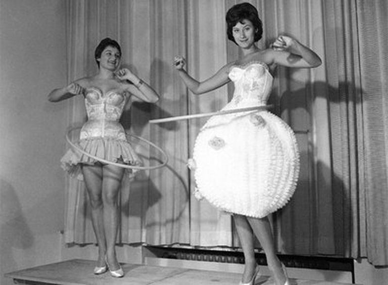 Hula Hoop naceu en 1958 e popularizouse rapidamente en todo o oeste Mundo, a través de televisores en branco e negro.