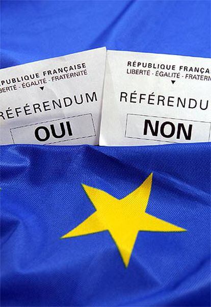 Papeletas para el referéndum sobre la Constitución europea.