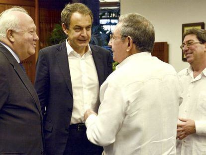 Zapatero y Moratinos, con Castro y Rodríguez.