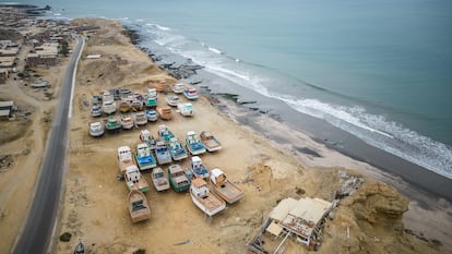 Sin embargo, en los años que han pasado desde entonces, las embarcaciones sin autorización siguen construyéndose e incluso navegando. En la imagen, astilleros ilegales en La Islilla, en Piura, al norte de Perú, el 6 de noviembre de 2023. 