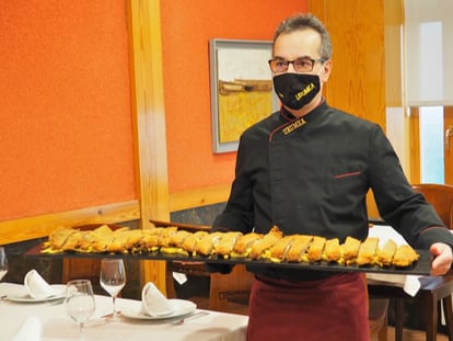Tito Gómez, dueño del restaurante Urumea, posa con un cachopo de un metro de largo.