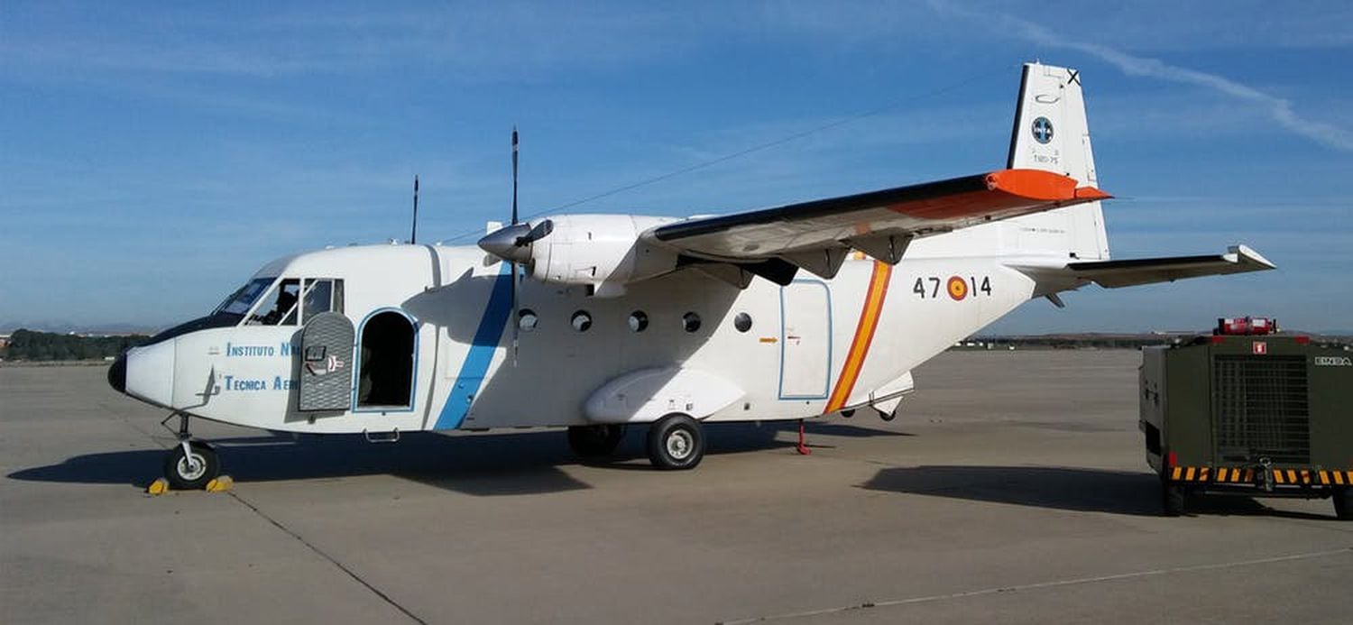 Aviocar C-212 del Ejército del Aire utilizado en la toma de muestras.