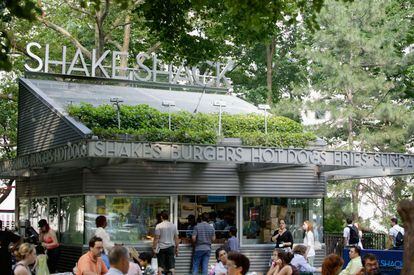 Una ruta burguer en Nueva York puede comenzar en la hamburguesería preferida por muchos, Shake Shack, cuyo local original esta en Madison Square Park. Su especialidad malteada, acompañada de patatas fritas, es una auténtica delicia. Además, es barata.