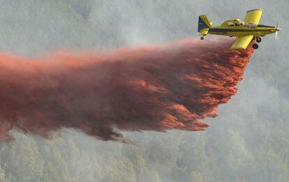 Un avión descarga retardantes.