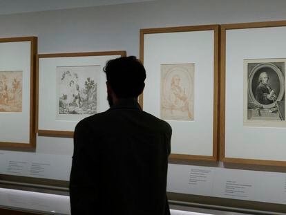Un hombre visita la exposición 'Del lapicero al buril. El dibujo para grabar en tiempos de Goya', este lunes en el Museo del Prado.