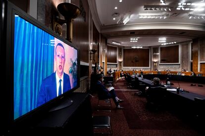 El fundador de Facebook, Mark Zuckerberg, testifica de manera remota frente al Senado de EE UU para hablar sobre el papel de las redes sociales en las elecciones de 2020.