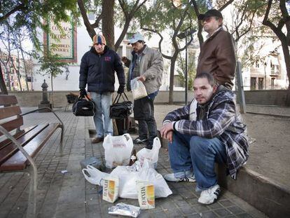 Miquel, Carlos, Carlos y John, de izquierda a derecha, en la plaza de Folch i Torres.