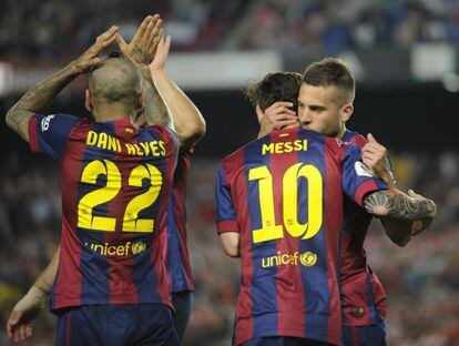 Jordi Alba abraza a Leo Messi, el pasado sábado.