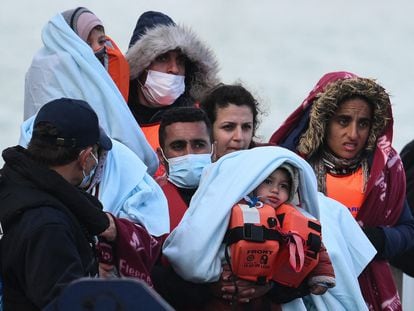 Un grupo de migrantes rescatados mientras intentaban cruzar el Canal de la Mancha por la Fuerza de Fronteras del Reino Unido desembarca el 3 de mayo de 2022, en Dover, Inglaterra.