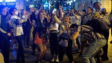 Un grupo de jóvenes celebrando el fin del estado de alarma, en la madrugada del domingo en Madrid. En vídeo, imágenes de botellones y fiestas sin medidas de seguridad a lo largo de España en la misma noche.