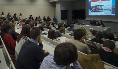 Antonio Caño, en la mesa junto a la decana de la Facultad de Comunicación, Charo Sádaba, imparte este miércoles una clase de periodismo en la Universidad de Navarra.