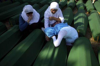 Tres mujeres frente al ataúd de uno de sus seres queridos muerto en la matanza de Srebrenica.