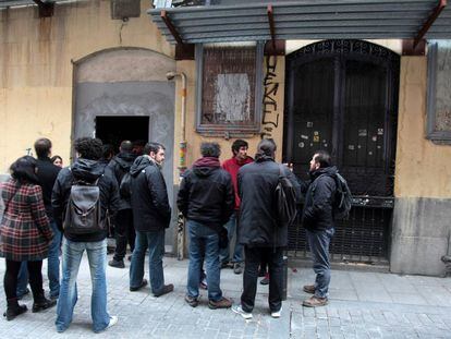 Puerta del edificio okupado ayer por el colectivo Patio Maravillas en la Travesía de San Mateo.