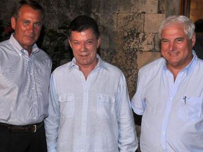 El presidente de Colombia, Juan Manuel Santos (C), junto con el presidente de la C&aacute;mara de Representantes de EE UU, John Boehner (Izq.) y su hom&oacute;logo paname&ntilde;o Ricardo Martinelli (Der.) el 12 de enero en Cartagena.