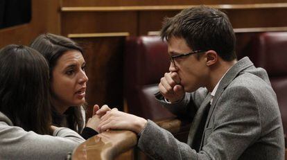 Íñigo Errejón habla con Irene Montero, su sustituta como portavoz de Podemos en el Congreso, hace 15 días.