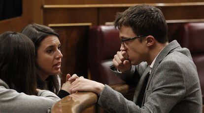 &Iacute;&ntilde;igo Errej&oacute;n habla con Irene Montero, su sustituta como portavoz de Podemos en el Congreso, hace 15 d&iacute;as.