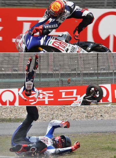 Secuencia de la caída del español. En la imagen superior, la moto le lanza al aire, da una vuelta sobre sí mismo (en el centro) y acaba en el suelo.